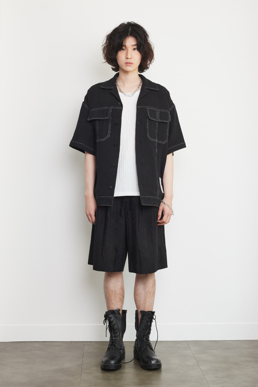 PLEATED DETAIL OUT POCKET SHORT SLEEVES SHIRT (BLACK)